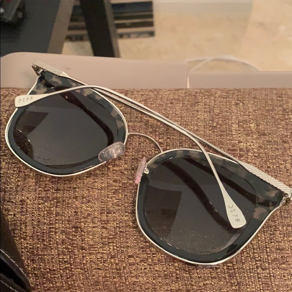 Diff Grey Silver And Black Sunglasses - image 2